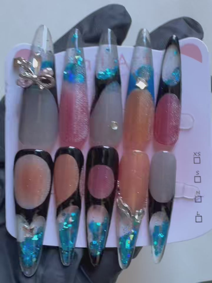 Charger la vidéo : Candy Pudding Hand Drawn Cat Eye Blue Sequin Flowing Sand Nail Art