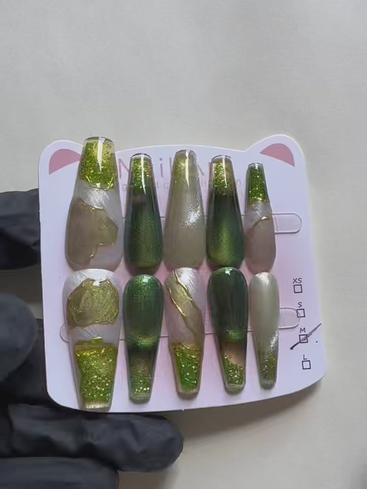 Charger la vidéo : Emerald Pool Hand Drawn Elaborate Satin Gold Outline Emerald Cat Eye Flowing Sand Nail Art